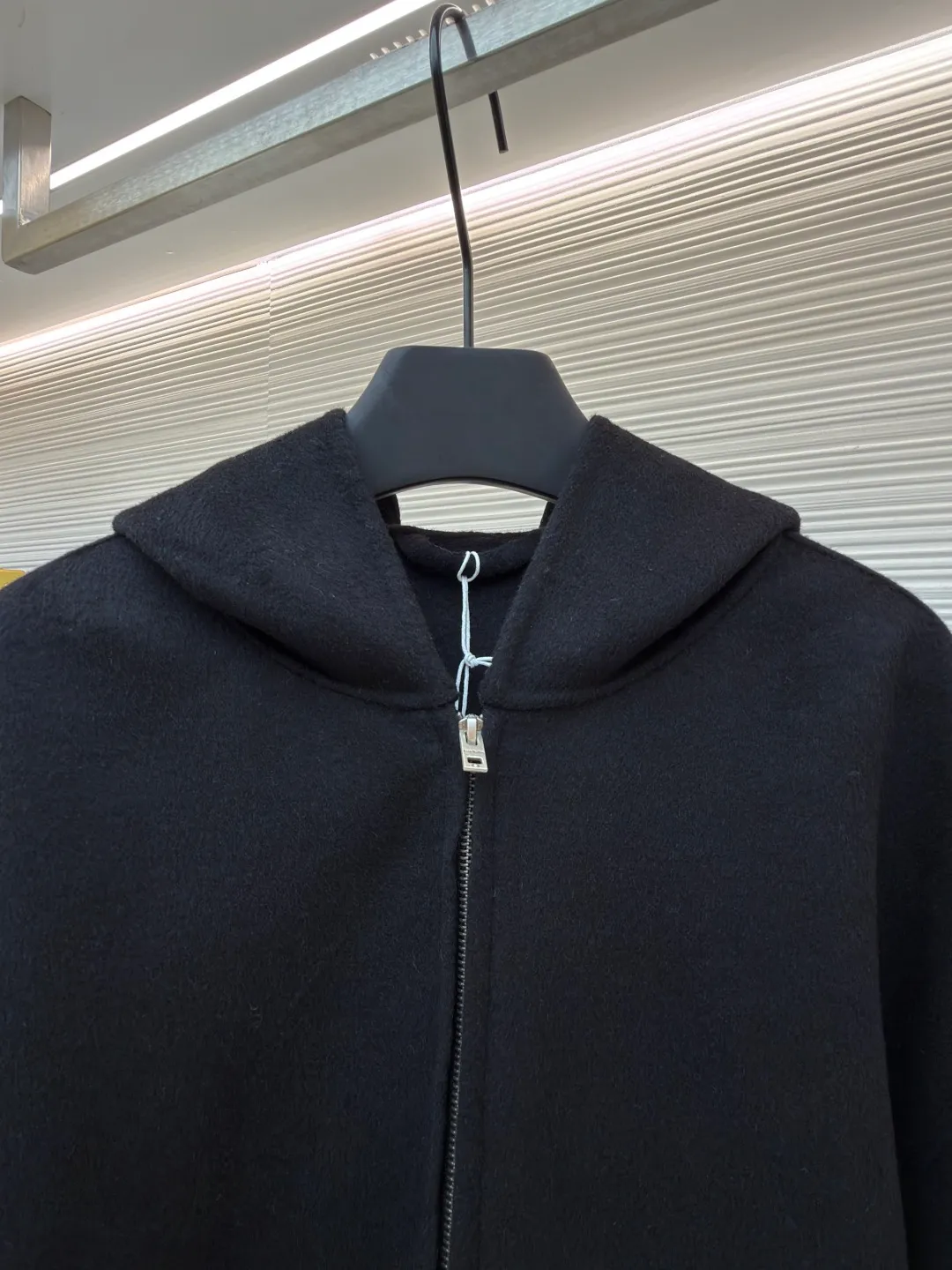 Acne Studios Nordic minimalist style double-sided woolen cashmere jacket ●Authentic product: purchased and developed for 9769 ●Item number: 1680856-C85 ●Material: cashmere fabric ●Technology: solid color distressed production ●Version: fitted version ●Weight: about 1060 grams ●Size: S-M-L ●Description: ACNE Nordic minimalist style double-sided woolen cashmere jacket Original version Purchased for 11000 Fabric dyed for 35 days Consistent with YB, different from the market version, the fabric is 90% sheep wool and 10% cashmere. The quality inspection report is acceptable. The zipper uses the original authentic zipper with TALON base. The real antique silver craftsmanship is different from the solid color distressed on the market. It uses Ice Pa lining and customizes the YB consistent collar label. The workmanship details are excellent. The overall wiring is straight and delicate, the fabric is comfortable and soft, and the color is consistent without color difference. It can be matched with the same style to create a fashionable look and control various occasions. Customized accessories, complete with three standards, same style for men and women!